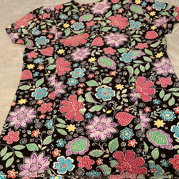 Colorful printed scrub top - Picture 3 of 3